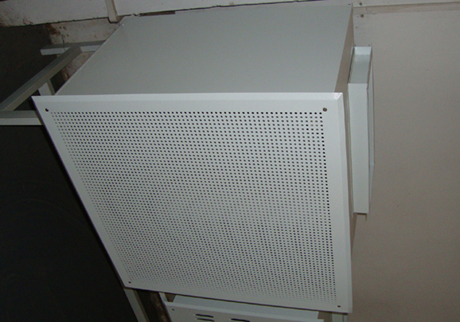 側(cè)送風(fēng)高效送風(fēng)口 側(cè)送風(fēng)高效送風(fēng)口包含箱體,散流板,高效過濾器,手動調(diào)節(jié)閥四件套,是用于改造和新建1000~300000級潔凈室的終端過濾器裝置,是滿足凈化要求的關(guān)鍵設(shè)備。